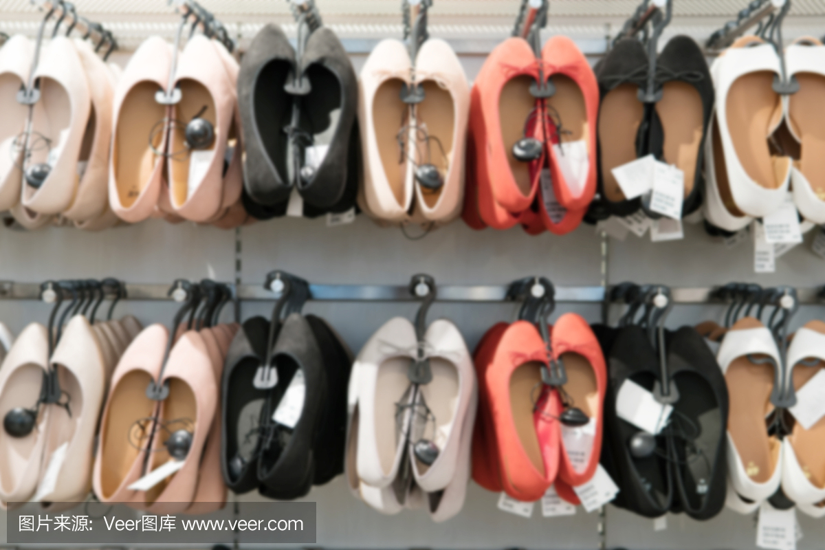 模糊的背景许多女人鞋在时装店。